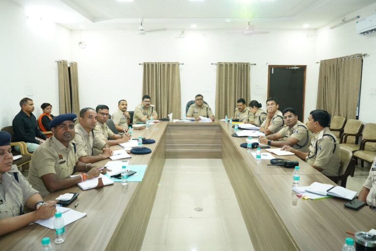 पुलिस महानिरीक्षक रायपुर अमरेश कुमार मिश्रा द्वारा दिनांक 26.07.2025 को रेंज के जिलों के पुलिस अधीक्षकों की अपराध समीक्षा बैठक आयोजित की गई।