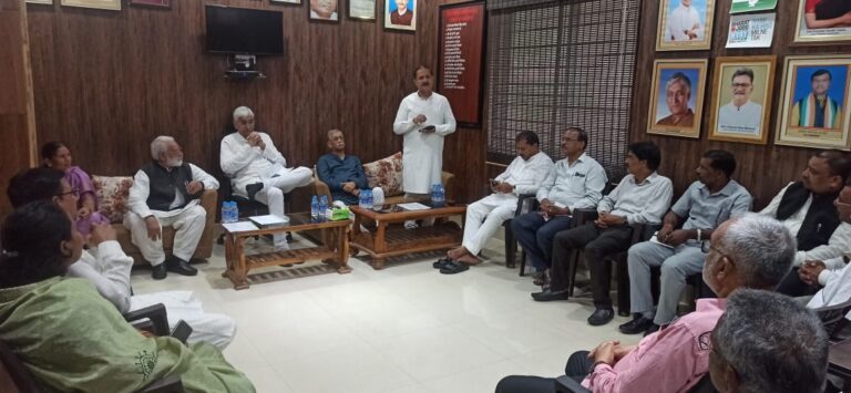 कांग्रेस के संगठन सृजन अभियान के तहत प्रदेश कांग्रेस कमेटी द्वारा जिला कांग्रेस सरगुजा के नियुक्त प्रभारी शफी अहमद ने आज नवनियुक्त ब्लॉक प्रभारियों की एक समीक्षा बैठक पूर्व उपमुख्यमंत्री श्री टी एस सिंहदेव की उपस्थिति में की।