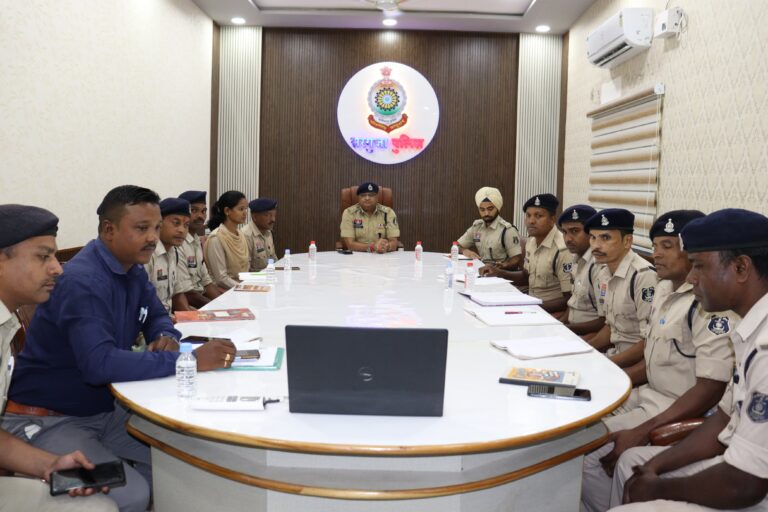 ई-समंस की शत प्रतिशत तामिली के संबंध में वरिष्ठ पुलिस अधीक्षक कार्यालय के सभाकक्ष मे कार्यशाला का किया गया आयोजन