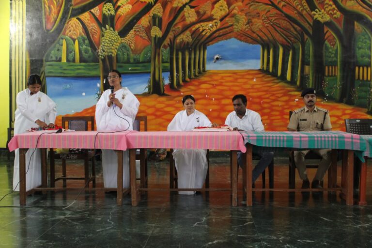 रक्षाबंधन के पावन पर्व पर अंबिकापुर के केंद्रीय जेल में बंदी भाइयों को रक्षाबंधन के एक दिन पूर्व ब्रह्माकुमारी बहनों द्वारा रक्षा सूत्र बांधा गया।