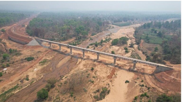 बस्तर के विकास में एक और क्रांतिकारी कदम दल्लीराजहरा–रावघाट रेल परियोजना दिसंबर तक होगी पूरी रेल परियोजना के 97 प्रतिशत कार्य पूर्ण।