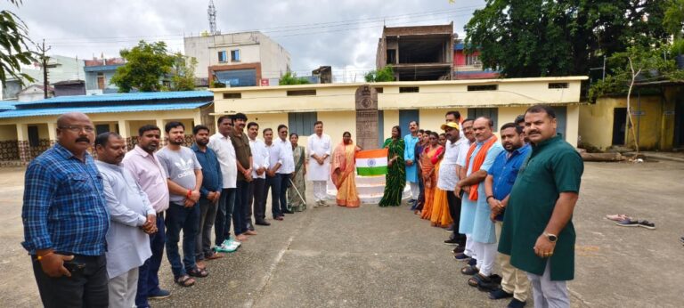 सरगुजा के शहीदों व सेनानियों को भाजपा ने दी श्रद्धांजलि शहीदों के त्याग और विभाजन की पीड़ा को सदैव याद रखेगा देश: भारत सिंह सिसोदिया