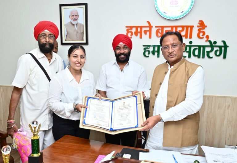 मुख्यमंत्री श्री विष्णु देव साय से राष्ट्रपति सम्मान से सम्मानित देवाशीष और मनतृप्त कौर ने की सौजन्य मुलाकात