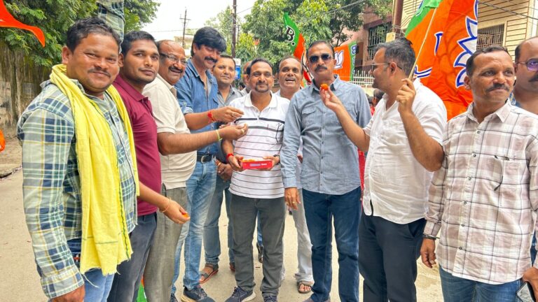 अंबिकापुर विधायक राजेश अग्रवाल छत्तीसगढ़ शासन में केबिनेट मंत्री बने भाजपा कार्यकर्ताओं ने आतिशबाज़ी एवं मिष्ठान वितरण कर दी बधाई…