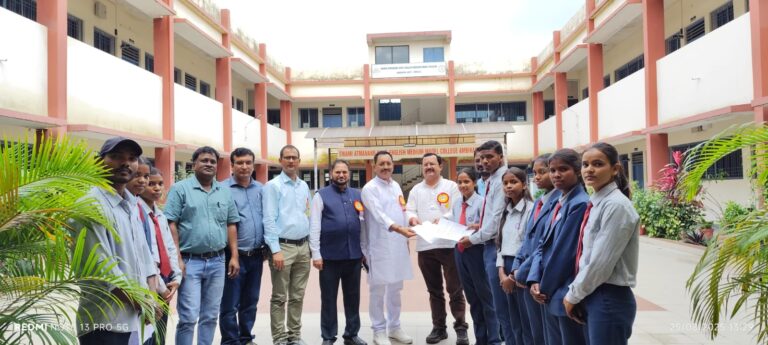 स्वामी आत्मानंद शासकीय अंग्रेजी माध्यम आदर्श महाविद्यालय अंबिकापुर में दीक्षारंभ कार्यक्रम संपन्न हुआ।