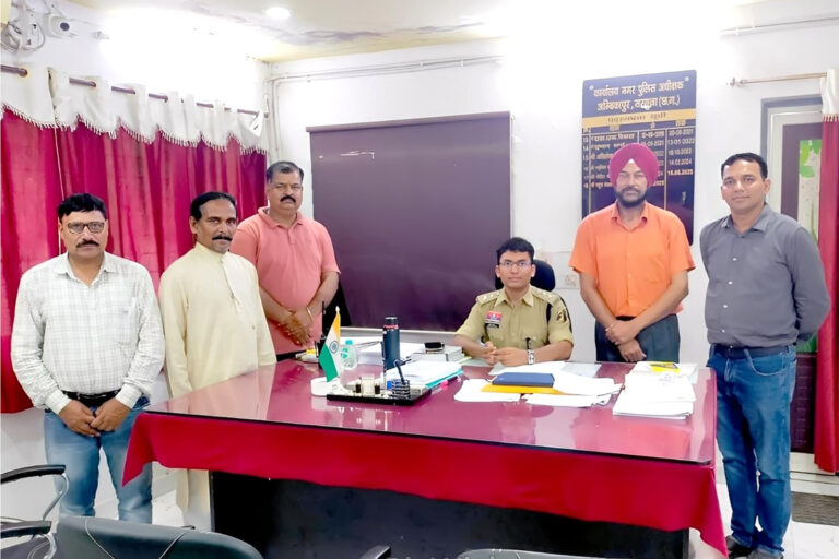 नवा बिहान नशामुक्ति जागरूकता अभियान एवं परामर्श केंद्र सरगुजा सह मुख्यकार्यकारी छत्तीसगढ़ प्रचार एवं विकास संस्थान अम्बिकापुर ने नगर पुलिस अधीक्षक राहुल बंसल से मुलाकात कर आगामी त्योहारों, रैलियों एवं अन्य उत्सवों में ध्वनि विस्तारक यंत्रों का उपयोग ध्वनि प्रदूषण (विनियमन एवं नियंत्रण) अधिनियम के अधीन करने हेतु पुलिस विभाग के सकारात्मक हस्तक्षेप करने हेतु अनुरोध किया गया।