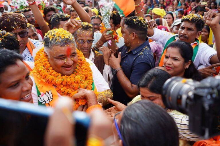 शानदार ऐतिहासिक स्वागत हुआ सरगुजा में मंत्री राजेश अग्रवाल का भाजपा कार्यकर्ताओं में ज़बर्दस्त उत्साह, संस्कृति मंत्री हुए भावविभोर
