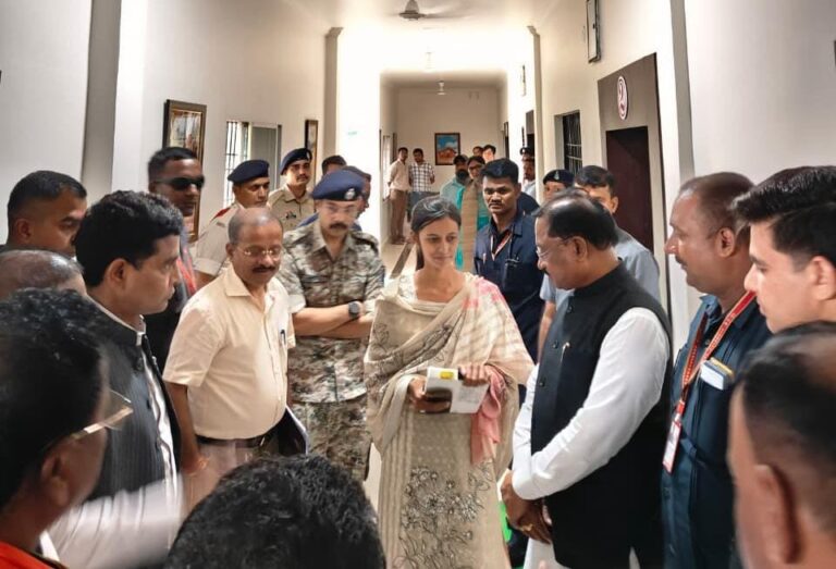 बाढ़ में बही पुस्तकें, टेबलेट भी हुआ खराब, पर नहीं रुकेगी पूनम की प्रतियोगी परीक्षा की तैयारी मुख्यमंत्री की पहल पर पूनम को मिली पुस्तकें और नया टेबलेट