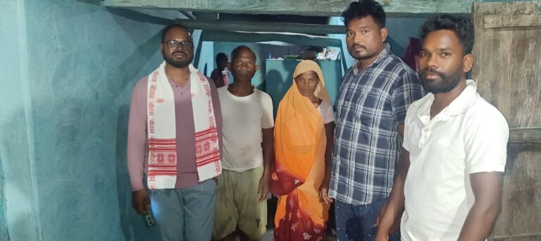 जिला पंचायत सदस्य इंजिनियर निर्मल कुजूर के सहयोग से परमेश्वर डोरा माझी को आकाशीय बिजली से संबंधित मुवाजा राशि 4 लाख मिला।