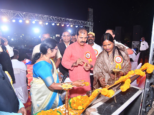 किशोर कुमार की पुण्यतिथि पर लायरा प्रोडक्शन व संगीत संघ का शानदार आयोजन कला केंद्र में कलाकारों की प्रस्तुतियों पर झूम उठे संगीत प्रेमी