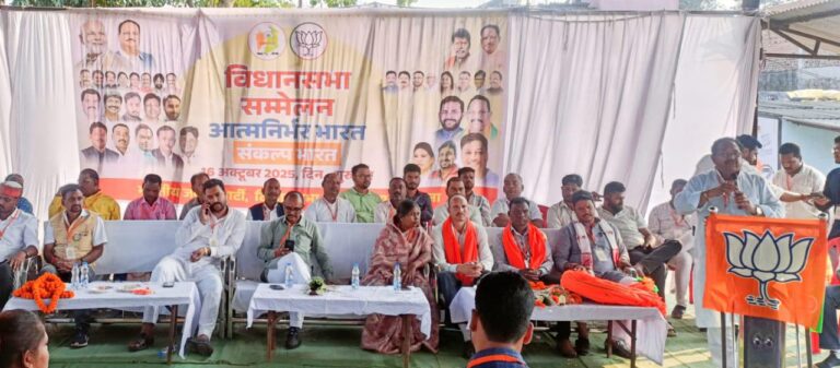 लुंड्रा विधानसभा में आत्मनिर्भर भारत संकल्प सम्मेलन सम्पन्न, वोकल फॉर लोकल को मिला बढ़ावा विधायक प्रबोध मिंज बोले – आत्मनिर्भर भारत का आधार है स्थानीय स्वावलंबन