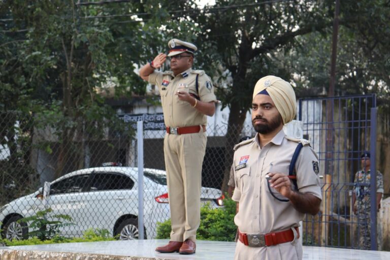 वरिष्ठ पुलिस अधीक्षक सरगुजा द्वारा जनरल परेड की ली गई सलामी, स्वयं कमांड देकर जवानों को कराया परेड।