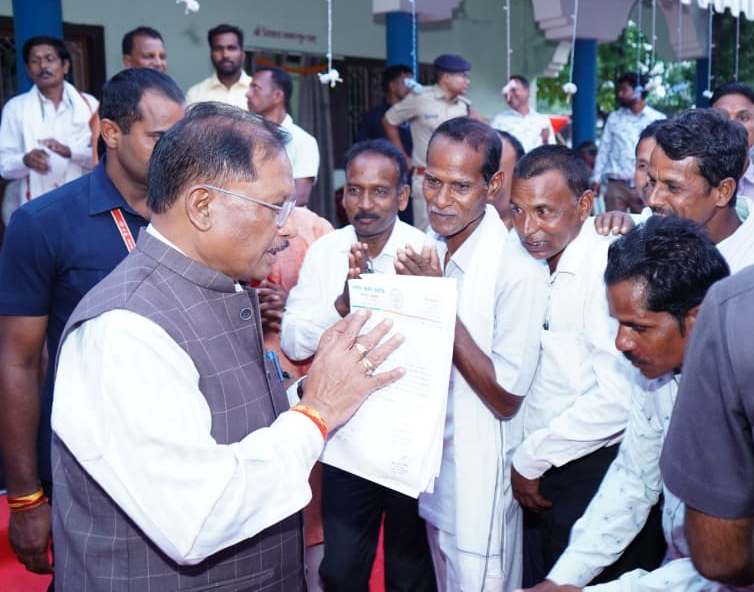 मुख्यमंत्री श्री विष्णु देव साय को दीपपर्व की शुभकामनाएं देने बगिया में लगा रहा तांता