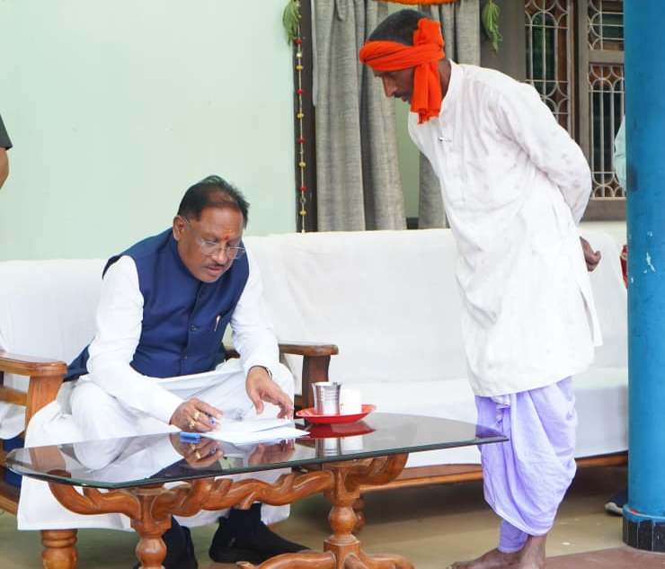 मुख्यमंत्री श्री विष्णु देव साय ने बगिया में सुनी आम जनता की समस्याएं आवेदनों के त्वरित निराकरण के निर्देश