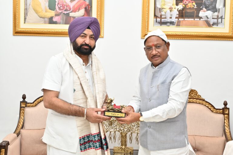 मुख्यमंत्री श्री विष्णु देव साय से पंजाब सरकार के मंत्रियों ने की सौजन्य मुलाकात