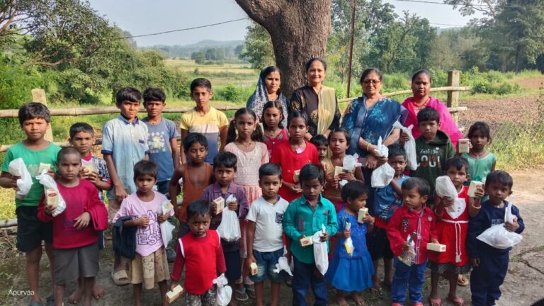 खुशी के पल जरूरमन्दों के साथ बांटने का आनंद ही कुछ और है, उन बच्चो के चेहरे पर आई लाली , हम सबने मनाई उनके साथ दीवाली, इस क्रम में विगत कई वर्षों से शहर की सेवा भावी बहनो द्वारा नए कपड़े।