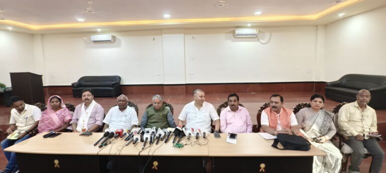 धरमलाल कौशिक और चिंतामणि महाराज ने दी जानकारी, पुष्पेंद्र कुलश्रेष्ठ 12 नवम्बर को अंबिकापुर में करेंगे उद्बोधन लौह पुरुष सरदार पटेल की 150वीं जयंती पर लोकसभा स्तरीय कार्यक्रमों की रूपरेखा तय