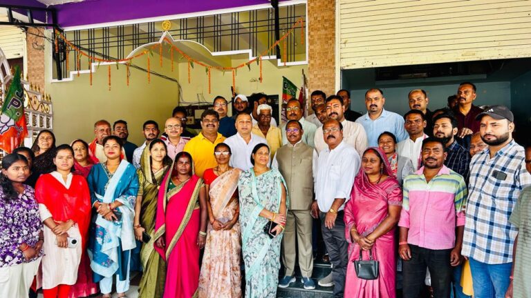 प्रधानमंत्री मोदी ने ‘मन की बात’ में अम्बिकापुर के गार्बेज कैफे की चर्चा कर अभिनव पहल की प्रशंसा की गंगापुर तुलसी चौक के पास मन की बात सुनने मंत्री छग शासन रामविचार नेताम तथा भाजपा जिलाध्यक्ष भारत सिंह सिसोदिया रहे उपस्थित