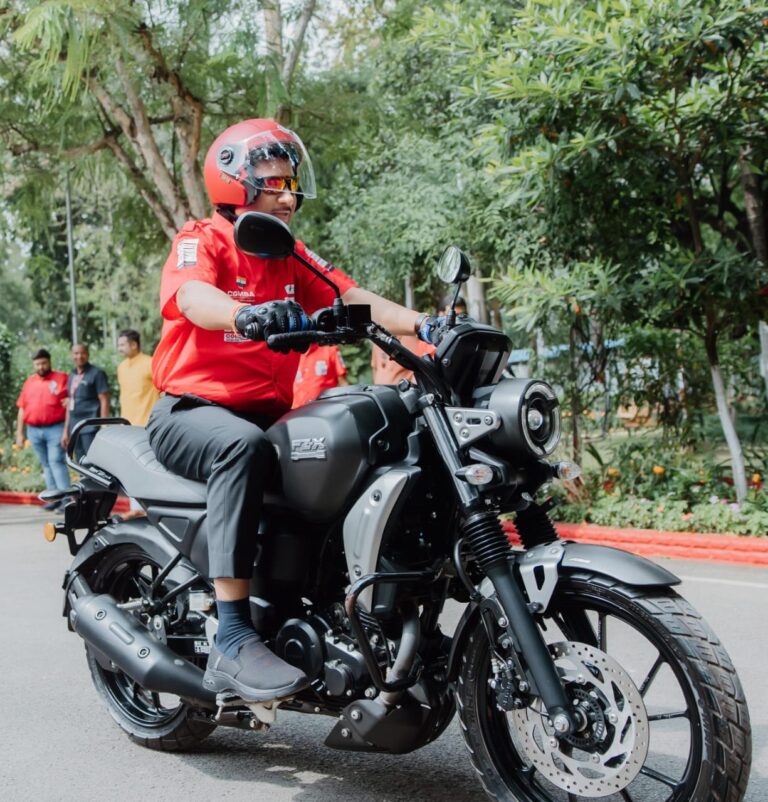 मुख्यमंत्री श्री विष्णु देव साय ने स्वयं बाइक चलाकर युवाओं को दिया सुरक्षित ड्राइविंग का संदेश।