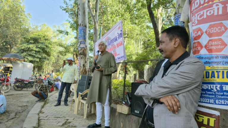 अधिवक्ता संघ अंबिकापुर द्वारा आयोजित आंदोलन स्थल पर कैबिनेट मंत्री राजेश अग्रवाल, पूर्व उपमुख्यमंत्री टी.एस. सिंहदेव, गुरु सिंह सभा अंबिकापुर, सर्व ब्राह्मण सभा सरगुजा, कर्मचारी अधिकारी फेडरेशन तथा आम आदमी पार्टी के प्रतिनिधियों एवं उपस्थित पक्षकारों ने मंच से अधिवक्ताओं की मांगों का पूर्ण समर्थन करते हुए कहा कि “न्यायालय भवन को वर्तमान स्थल पर ही बनाना न्यायिक दृष्टि से भी उचित है तथा यह अंबिकापुर की जनता की भावनाओं के अनुरूप निर्णय होगा।”