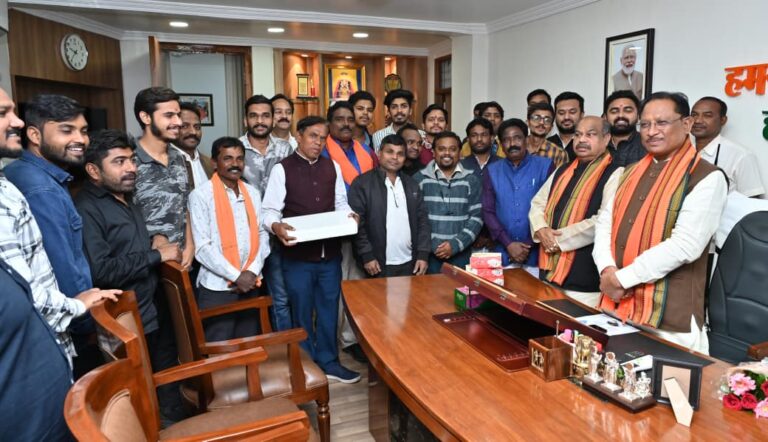 मुख्यमंत्री को बिहार विधानसभा चुनाव और नुआपाड़ा उपचुनाव में ऐतिहासिक जीत पर कार्यकर्ताओं ने दी बधाई।