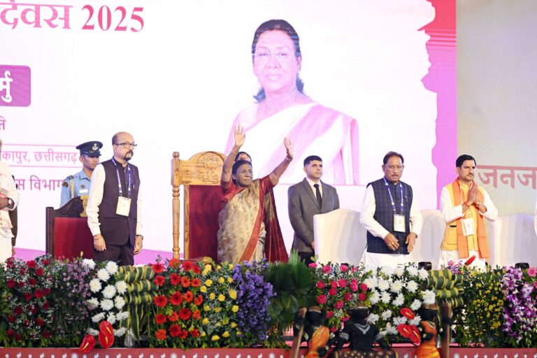 राष्ट्रपति श्रीमती द्रौपदी मुर्मु ने जनजातीय समाज प्रमुखों और स्वतंत्रता संग्राम सेनानियों से की मुलाकात।