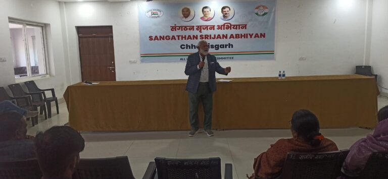 आखिल भारतीय कांग्रेस कमेटी के निर्देश पर आज जिला कांग्रेस कमेटी सरगुजा के द्वारा संविधान दिवस को संविधान बचाओ दिवस के रूप में मनाया गया।