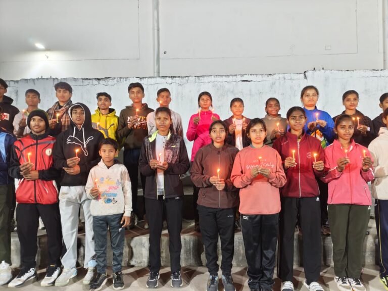 26/11 मुंबई हमले में शहीद हुए वीर सुरक्षाकर्मियों एवं निर्दोष नागरिकों को सरगुजा जिला बास्केटबॉल संघ परिवार द्वारा मोमबत्ती जलाकर श्रद्धांजलि अर्पित