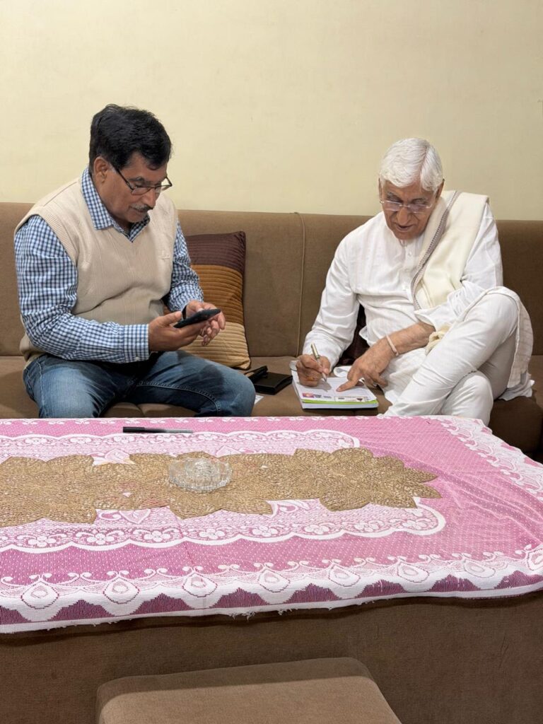 मतदाता सूचियों के गहन पुनरीक्षण की प्रक्रिया में मतदाताओं के सहयोग के लिए पूर्व उपमुख्यमंत्री टी एस सिंहदेव ने आज अपने मतदान बूथ क्रमांक 128 से संबंधित क्षेत्र में डोर-टू-डोर जनसंपर्क किया।