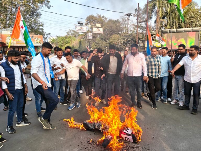 दिल्ली पुलिस की आर्थिक अपराध शाखा के द्वारा कांग्रेस के वरिष्ठ नेता एवं सांसद सोनिया गांधी, मल्लिकार्जुन खडगे एवं राहुल गांधी के विरुद्ध नेशनल हेराल्ड केस में अपराध दर्ज करने को लेकर आज जिला कांग्रेस कमेटी सरगुजा के द्वारा जिलाध्यक्ष बालकृष्ण पाठक के नेतृत्व में प्रधानमंत्री, गृहमंत्री, ईडी और ईओडब्लू का सामूहिक पुतला दहन किया।