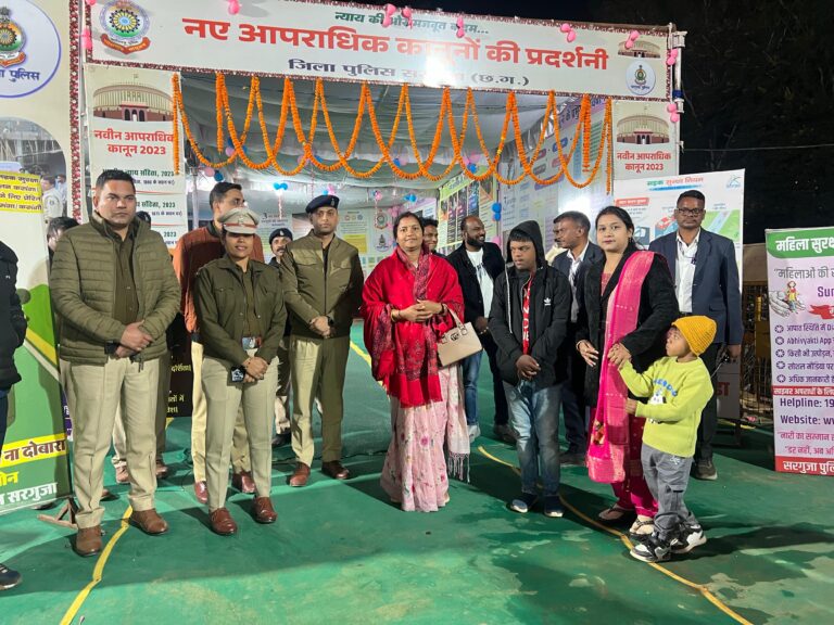 महिला एवं बाल विकास मंत्री श्रीमती लक्ष्मी रजवाड़े ने पुलिस विभाग द्वारा कला केंद्र में लगाए गए प्रदर्शनी का अवलोकन किया