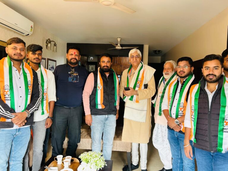 पूर्व उपमुख्यमंत्री टी एस सिंहदेव एवं कांग्रेस जिलाध्यक्ष बालकृष्ण पाठक के नेतृत्व में सरगुजा संभाग से करीब 500 युवाओं ने दिल्ली के रामलीला मैदान में आयोजित वोट चोर, गद्दी छोड़ रैली में अपनी सहभागिता दी।