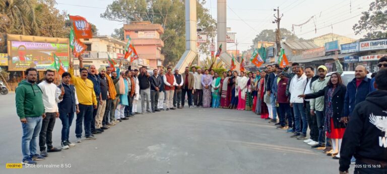 नबीन को राष्ट्रीय कार्यकारी अध्यक्ष बनाए जाने पर भाजपा कार्यकर्ता उत्साहित घड़ी चौक पर पटाखे फोड़ कर खुशियां मनाई