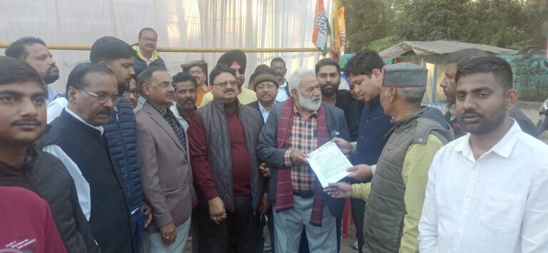 मनरेगा योजना एवं नाम मे बदलाव को लेकर आज आखिल भारतीय कांग्रेस कमेटी के आवाहन पर जिला कांग्रेस कमेटी सरगुजा के द्वारा डाटा सेंटर पर धरना प्रदर्शन किया गया।