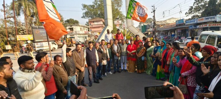 भाजपा कार्यालय घेराव का कांग्रेस का प्रयास विफल, सड़कों पर उजागर हुई हताशा भाजपा जिलाध्यक्ष भारत सिंह सिसोदिया के नेतृत्व में घड़ी चौक पर सोनिया-राहुल का पुतला दहन, कांग्रेस की वंशवादी और अराजक राजनीति पर तीखा प्रहार