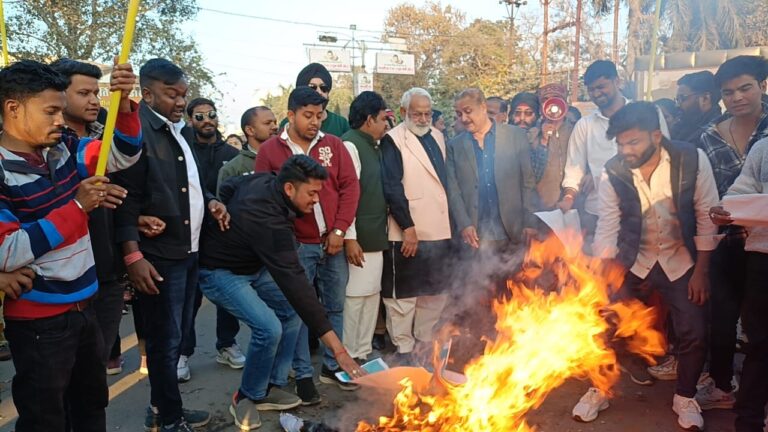 बांग्लादेश में अल्पसंख्यक हिन्दुओ की हत्या और उनपर संगठित हमलों को लेकर आज जिला कांग्रेस कमेटी सरगुजा के द्वारा घड़ी चौक पर बांग्लादेश के अंतरिम सरकार के मुखिया मो यूनुस का पुतला दहन कर प्रधानमंत्री नरेंद्र मोदी के नाम ज्ञापन सौंपा गया।
