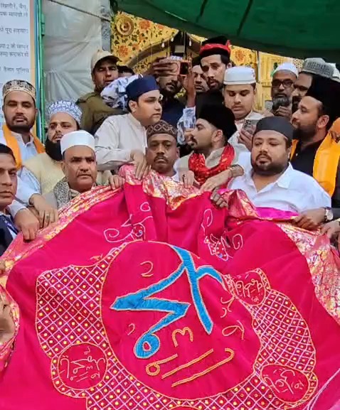 छत्तीसगढ़ राज्य वक्फ बोर्ड के अध्यक्ष एवं कैबिनेट मंत्री दर्जा प्राप्त डॉ. सलीम राज ने आज छत्तीसगढ़ के मुख्यमंत्री श्री विष्णुदेव साय जी की ओर से अजमेर दरगाह शरीफ में विशेष चादर पेश की।
