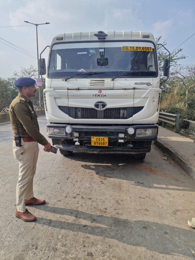 रिंग रोड मे खड़े भारी वाहनों पर सरगुजा पुलिस की कार्यवाही, मौक़े से हटाए गए भारी वाहन, चालकों को दी गई सख्त हिदायत