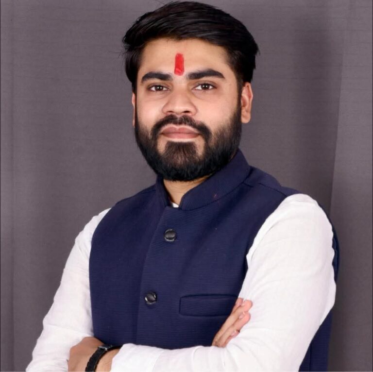 विश्वविद्यालय प्रशासन की मनमानी: परीक्षा से डेढ़ महीने पहले ही छात्रों पर थोपा गया 500 रुपये का भारी ‘विलंब शुल्क’, रचित मिश्रा ने जताई कड़ी आपत्ति।