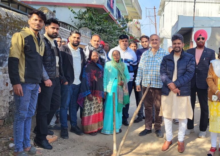 अम्बिकापुर निगम क्षेत्र के गुरु घासीदास वार्ड में आज लाखों की लागत से बनने वाले नाली का भूमिपूजन आखिल भारतीय कांग्रेस कमेटी के सदस्य आदित्येश्वर शरण सिंहदेव एवं निगम अम्बिकापुर में नेता प्रतिपक्ष शफी अहमद के द्वारा किया गया।