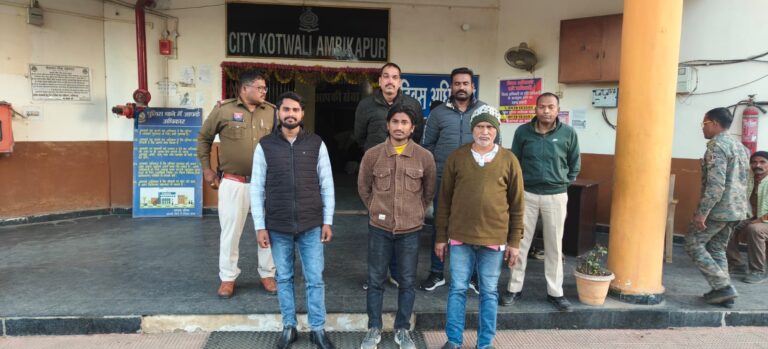 सब्जी विक्रेता से मारपीट एवं दुकान मे तोड़फोड़ कर नगदी रकम ले जाने के मामले मे 03 आरोपी गिरफ्तार।