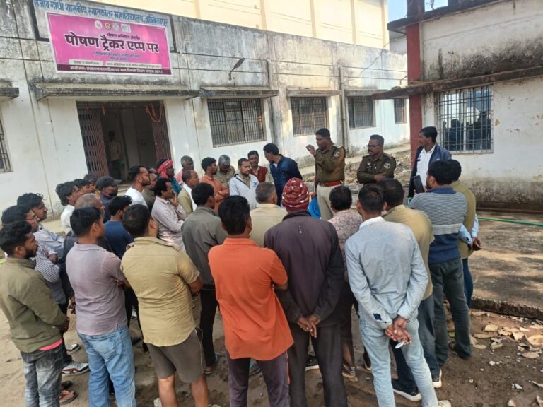 यातायात व्यवस्था के सुचारु संचालन एवं यातायात नियमो के प्रति जागरूकता हेतु सरगुजा पुलिस द्वारा ऑटो एवं ई रिक्शा चालकों की बैठक की गई आयोजित।