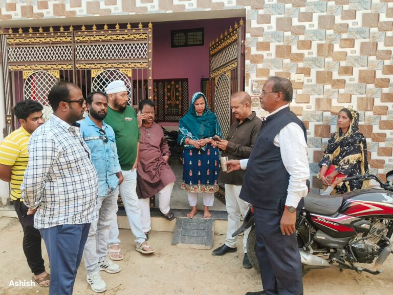 शहर के पीलिया प्रभावित वार्डों में मरीजों की संख्या लगातार बढ़ रही है। शुक्रवार को एक दर्जन से अधिक नए मरीजों की पहचान की गई, जिनका उपचार विभिन्न अस्पतालों में जारी है। बढ़ते मामलों को देखते हुए नगर निगम के नेता प्रतिपक्ष शफी अहमद ने प्रभावित वार्डों का दौरा कर स्थिति का जायजा लिया।