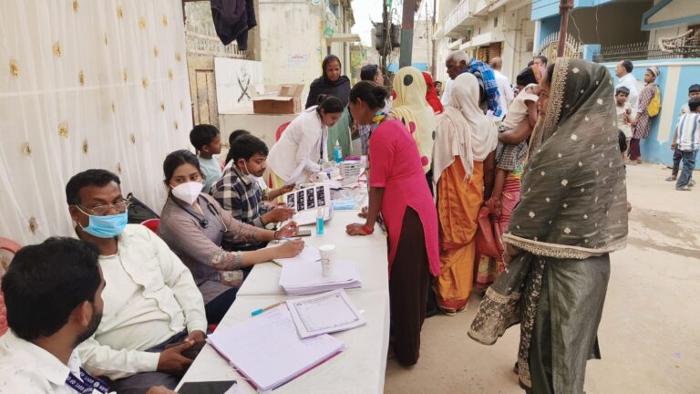 शहर में पीलिया का प्रकोप अब एक वार्ड तक सीमित नहीं रह गया है। सर्वाधिक प्रभावित मोमिनपुरा में स्वास्थ्य विभाग ने विशेष शिविर लगाकर 100 से अधिक संदिग्ध मरीजों के रक्त नमूने एकत्र किए हैं। नवागढ़ और मोमिनपुरा के बाद आज घुटरापारा में भी पीलिया के 6 नए मरीज मिलने से संक्रमण के फैलाव की आशंका गहरा गई है।