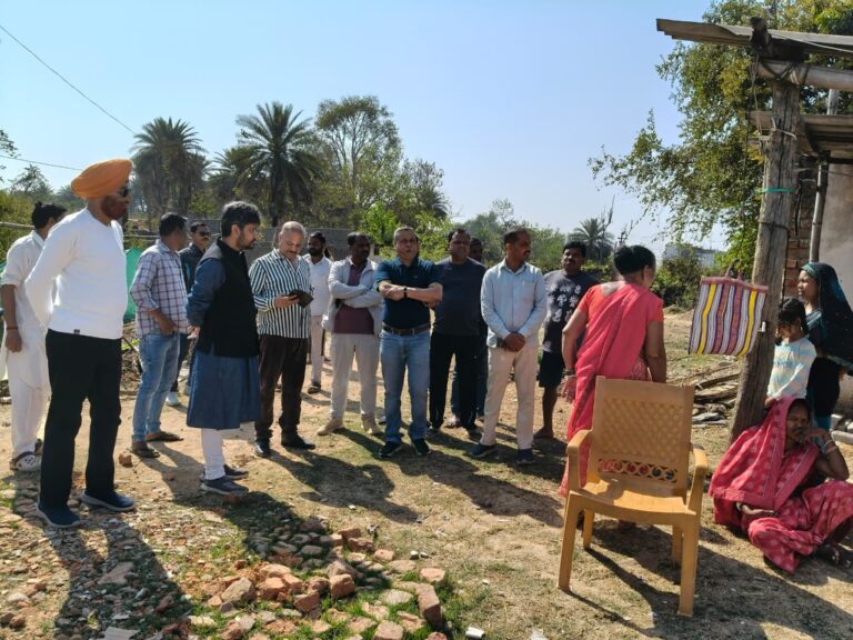 दूषित पेयजल सप्लाई के कारण कई घरों में लोगों के जलजनित रोगों से ग्रसित होने की शिकायत के उपरांत आज आखिल भारतीय कांग्रेस कमेटी के सदस्य आदित्येश्वर शरण सिंहदेव, पूर्व महापौर डॉ0 अजय तिर्की एवं निगम में नेता प्रतिपक्ष शफी अहमद ने आज नमनाकला के खटीक पारा एवं झंझटपारा में घर-घर जाकर स्थिति का जायजा लिया है।