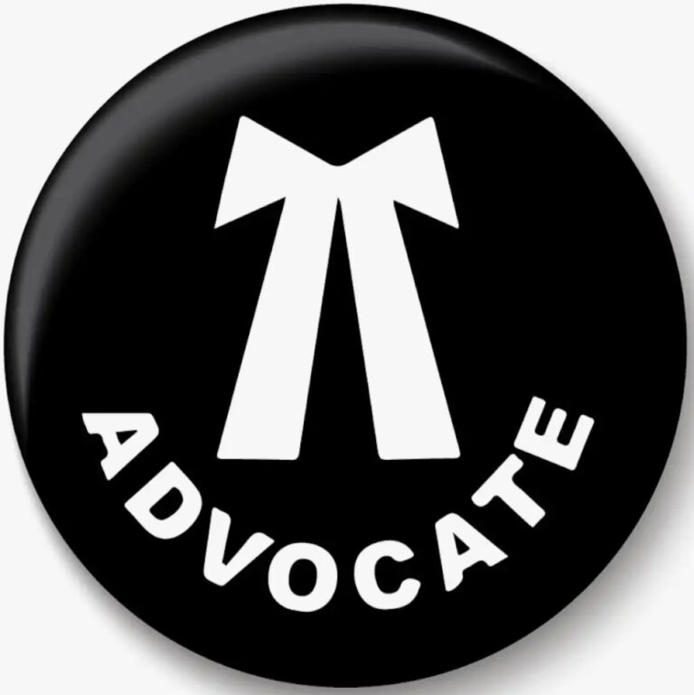 अंबिकापुर से एक बड़ा मामला सामने आ रहा है तीन साल से एक महिला अमृता नाग द्वारा अधिवक्ता ना होते हुवे अधिवक्ता की वेशभूषा (पोशाक) धारण कर नक़ली वकील बनकर पक्षकारों से पैसों की ठगी करने,न्यायालय में फर्जी वकालत नामा लगाकर प्रकरण में पैरवी करने के मामले में महिला के विरुद्ध थाना कोतवाली ने भारतीय न्याय संहिता की धारा 204,204,318(4),335 के तहत अपराध दर्ज विवेचना में लिया गया।