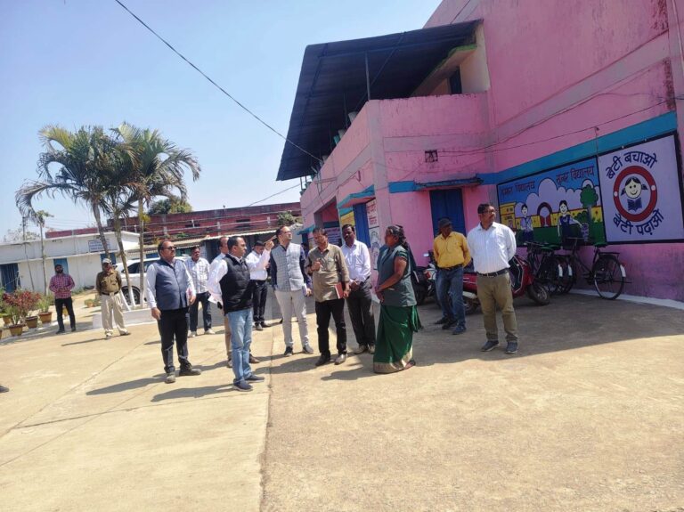 कलेक्टर अजीत वसंत ने विकासखण्ड बतौली का किया दौरा विभिन्न संस्थानों का निरीक्षण कर शिक्षा, स्वास्थ्य सहित अन्य सुविधाओं का लिया जायजा