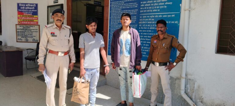 चोरी के मामले मे ख़रीददार आरोपी समेत कुल 02 आरोपी गिरफ्तार, लैपटॉप एवं नगद बरामद।