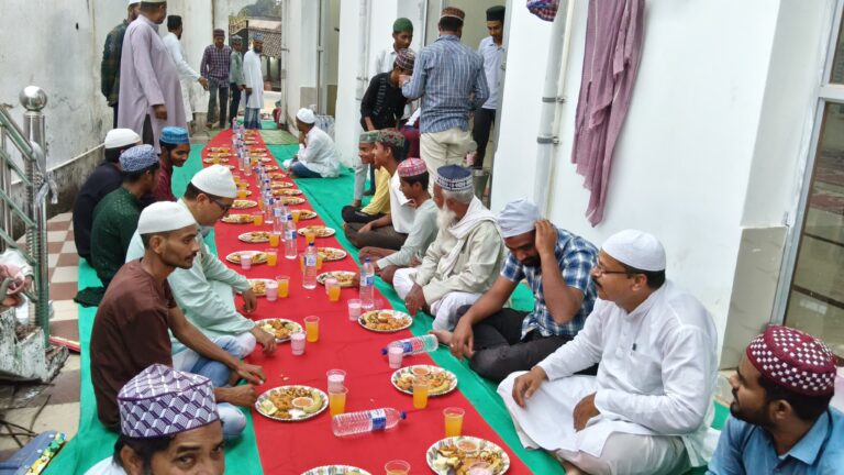 मस्जिद में इफ्तार पार्टी का आयोजन, रोजेदारों ने मिलकर किया इफ्तार