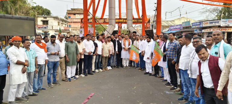 धर्मांतरण विरोधी कानून पर भाजपा अजजा मोर्चा का स्वागत, घड़ी चौक पर कार्यकर्ताओं ने मनाई खुशी जिलाध्यक्ष भारत सिंह सिसोदिया सहित नेताओं ने बताया ऐतिहासिक निर्णय, आदिवासी अस्मिता और संस्कृति की रक्षा के लिये मजबूत कदम